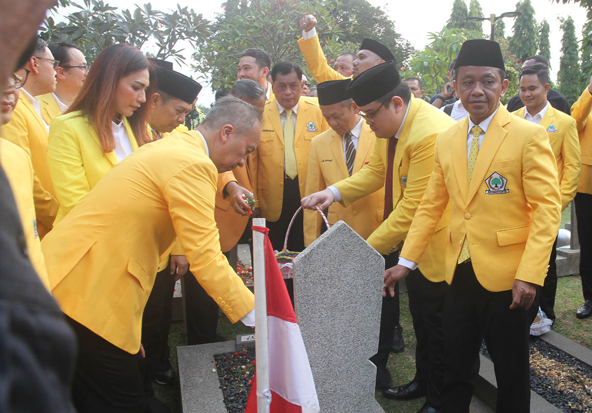 Ketua Umum Partai Golkar Bahlil Lahadalia memberi hormat ke makam Presiden Indonesia BJ Habibie di Taman Makam Pahlawan (TMP) Kalibata, Sabtu (19/10). (BeritaNasional.com/Oke Atmaja)