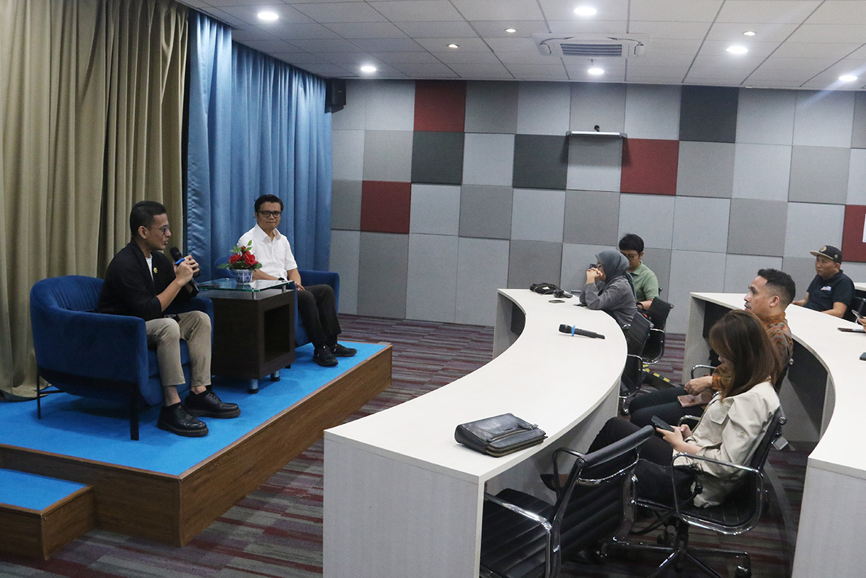 Tenaga Ahli Utama Badan Komunikasi Pemerintah RI (Bakom RI) Fithra Faisal Hastiadi memberikan pemaparan di Gedung Kwarnas Gerakan Pramuka, Gambir, Jakarta Pusat, Rabu (25/2/2026). (Beritanasional.com/Oke Atmaja)