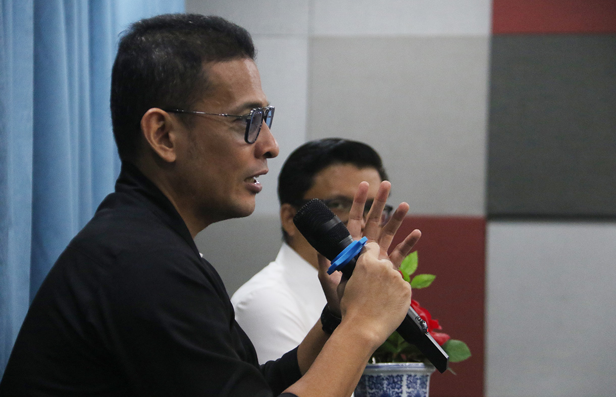 Tenaga Ahli Utama Badan Komunikasi Pemerintah RI (Bakom RI) Fithra Faisal Hastiadi memberikan pemaparan di Gedung Kwarnas Gerakan Pramuka, Gambir, Jakarta Pusat, Rabu (25/2/2026). (Beritanasional.com/Oke Atmaja)