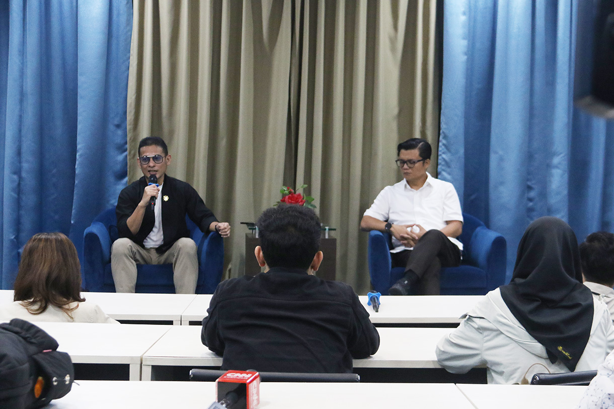 Tenaga Ahli Utama Badan Komunikasi Pemerintah RI (Bakom RI) Fithra Faisal Hastiadi memberikan pemaparan di Gedung Kwarnas Gerakan Pramuka, Gambir, Jakarta Pusat, Rabu (25/2/2026). (Beritanasional.com/Oke Atmaja)
