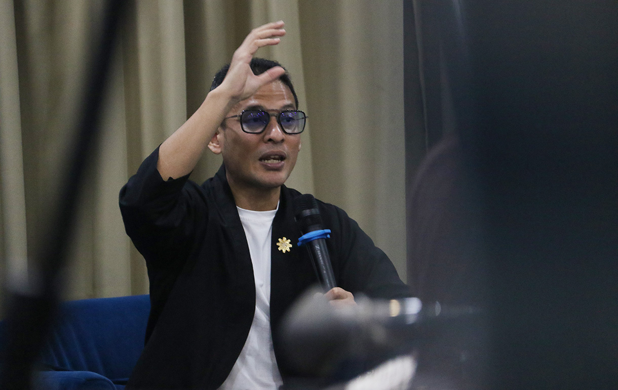 Tenaga Ahli Utama Badan Komunikasi Pemerintah RI (Bakom RI) Fithra Faisal Hastiadi memberikan pemaparan di Gedung Kwarnas Gerakan Pramuka, Gambir, Jakarta Pusat, Rabu (25/2/2026). (Beritanasional.com/Oke Atmaja)