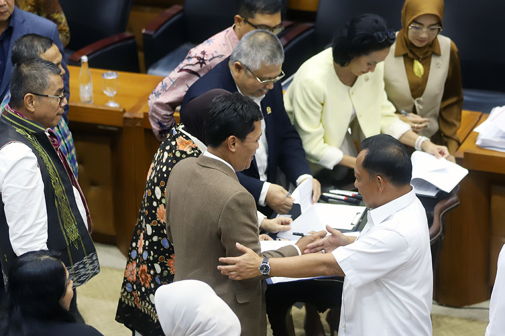 Sejumlah anggota Baleg menandatangani naskah perubahan RUU Pilkada. (BeritaNasional/Elvis Sendouw)