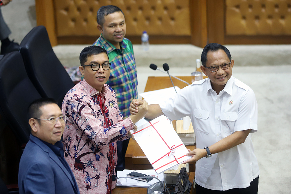 Sejumlah pekerja menyelesaikan revitalisasi trotoar di Jalan Rasuna Said, Jakarta, Rabu (21/8/2024).  (BeritaNasional.com/ Oke Atmaja)