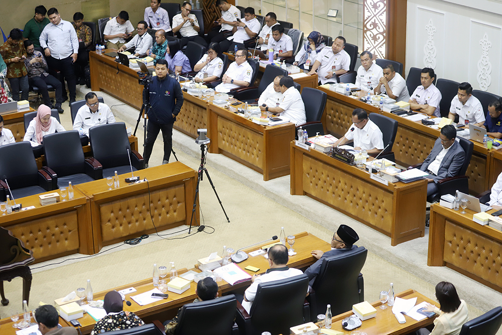 Sejumlah anggota Baleg menandatangani naskah perubahan RUU Pilkada. (BeritaNasional/Elvis Sendouw)