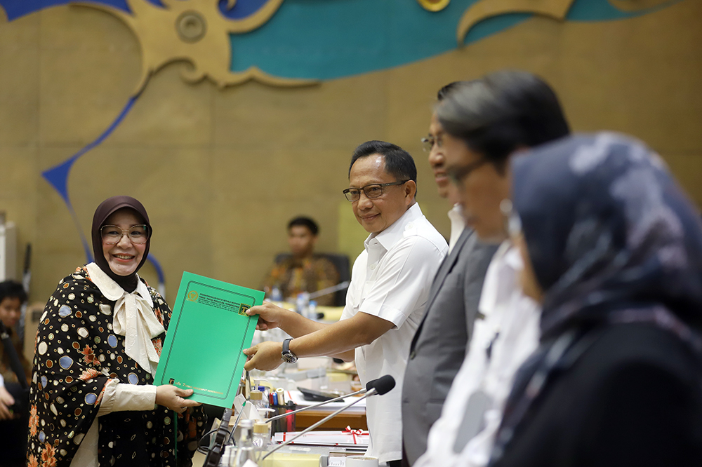 Sejumlah anggota Baleg menandatangani naskah perubahan RUU Pilkada. (BeritaNasional/Elvis Sendouw)