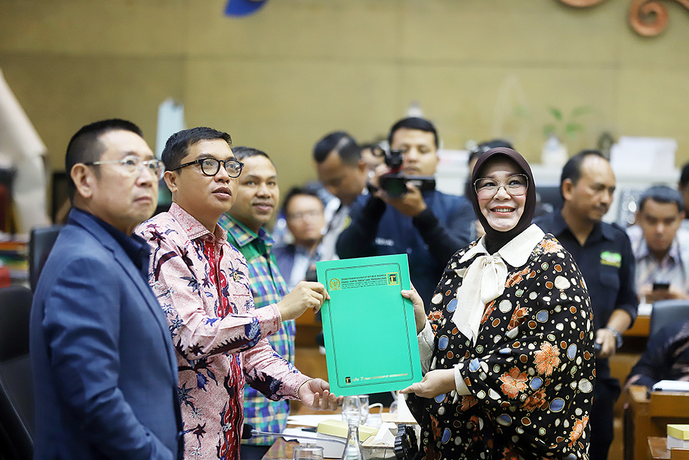 Sejumlah pekerja menyelesaikan revitalisasi trotoar di Jalan Rasuna Said, Jakarta, Rabu (21/8/2024).  (BeritaNasional.com/ Oke Atmaja)