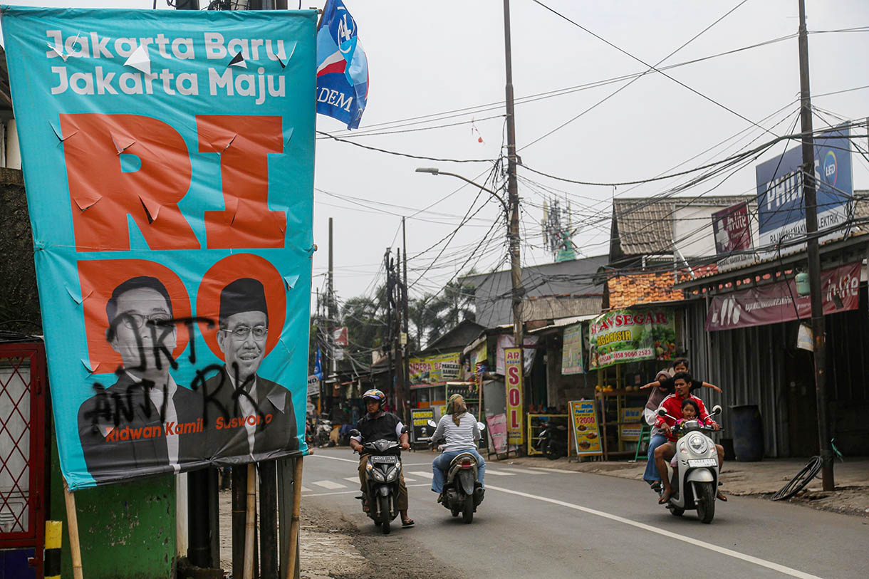 Baliho Calon Gubernur dan Wakil Gubernur Nomor Urut 1, Ridwan Kamil dan Suswono dirusak di sepanjang kawasan Jalan Pulo Gebang hingga Cakung, Jakarta Timur, Minggu(10/11/2024). (BeritaNasional.com/Oke Atmaja)