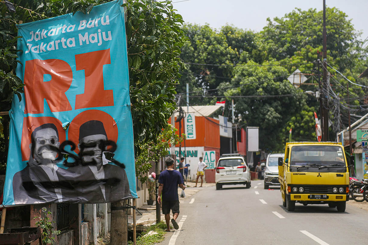 Baliho Calon Gubernur dan Wakil Gubernur Nomor Urut 1, Ridwan Kamil dan Suswono dirusak di sepanjang kawasan Jalan Pulo Gebang hingga Cakung, Jakarta Timur, Minggu(10/11/2024). (BeritaNasional.com/Oke Atmaja)