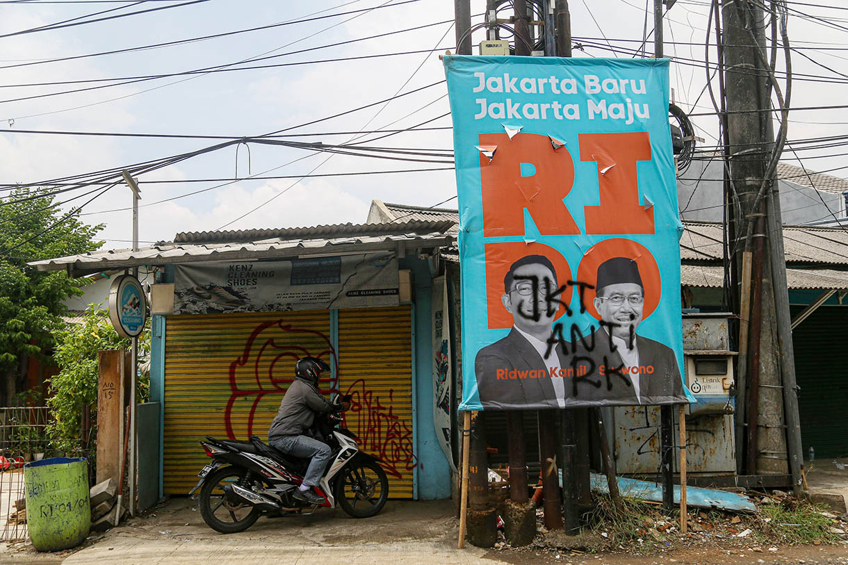 Baliho Calon Gubernur dan Wakil Gubernur Nomor Urut 1, Ridwan Kamil dan Suswono dirusak di sepanjang kawasan Jalan Pulo Gebang hingga Cakung, Jakarta Timur, Minggu(10/11/2024). (BeritaNasional.com/Oke Atmaja)