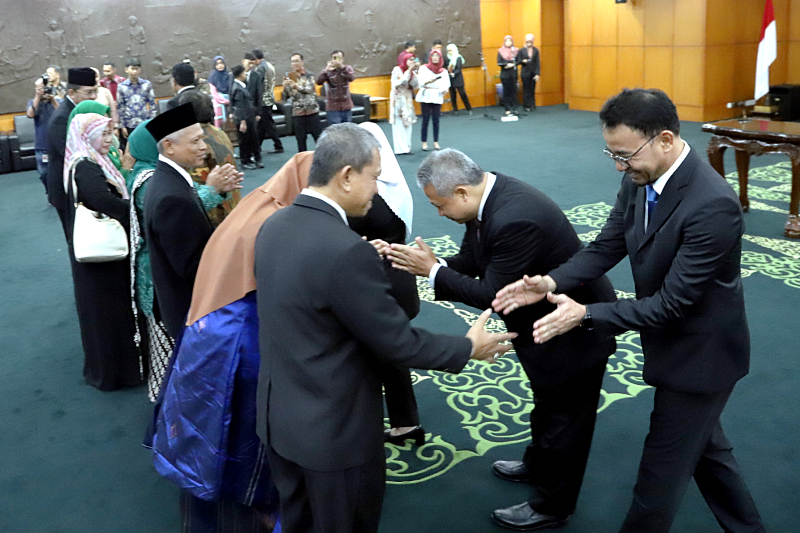 Ketua MPR RI Bambang Soesatyo melantik 4 anggota pengganti antar-waktu (PAW) MPR RI sisa masa jabatan 2019-2024. (BeritaNasional/Elvis Sendouw)