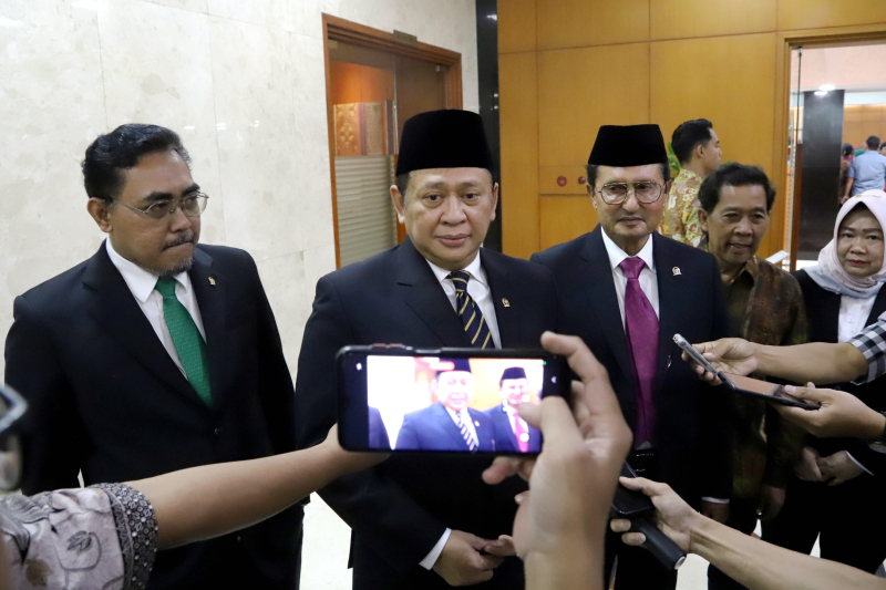 Ketua MPR RI Bambang Soesatyo melantik 4 anggota pengganti antar-waktu (PAW) MPR RI sisa masa jabatan 2019-2024. (BeritaNasional/Elvis Sendouw)