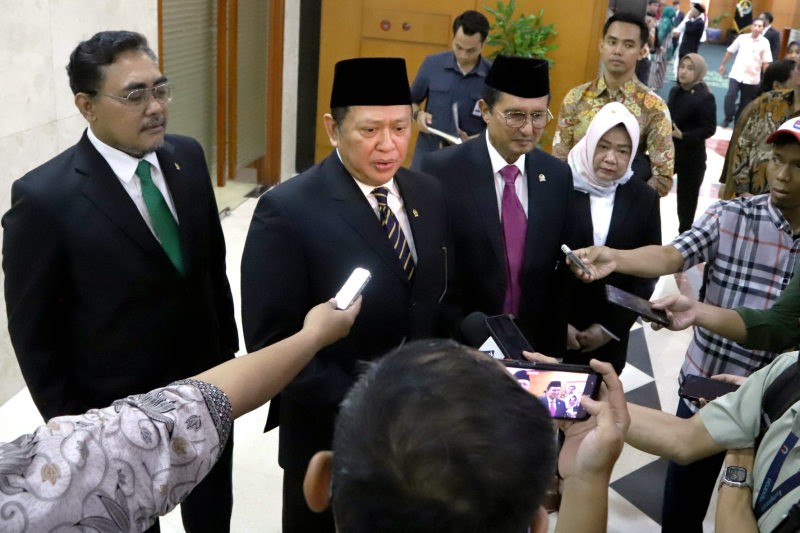 Ketua MPR RI Bambang Soesatyo melantik 4 anggota pengganti antar-waktu (PAW) MPR RI sisa masa jabatan 2019-2024. (BeritaNasional/Elvis Sendouw)