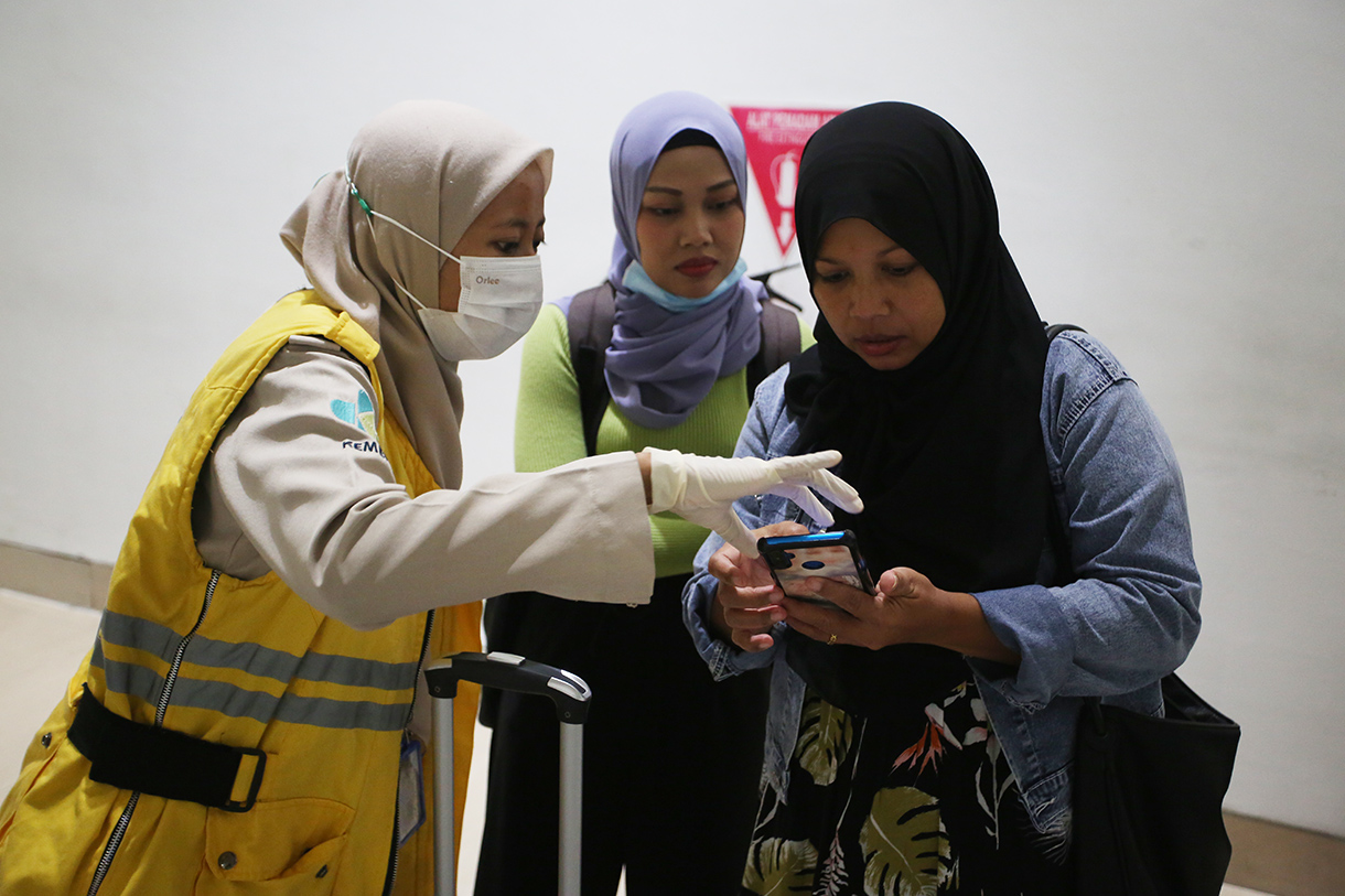 Penumpang dari luar negeri melintas di area pemindai suhu tubuh milik Balai Besar Kekarantinaan Kesehatan (BBKK) Soekarno-Hatta setibanya di Terminal 3 Internasional Bandara Soekarno Hatta, Tangerang, Banten, Minggu (15/9/2024).  (BeritaNasional.com/ Oke Atmaja)