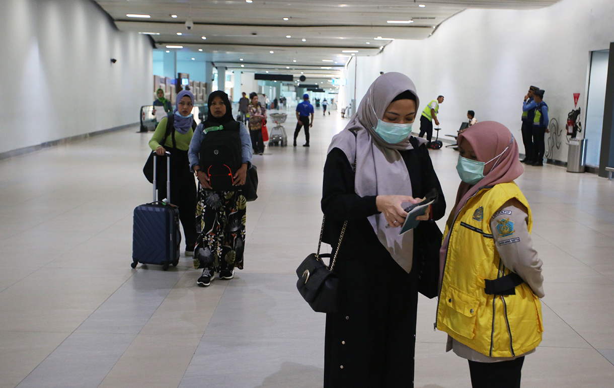 Penumpang dari luar negeri melintas di area pemindai suhu tubuh milik Balai Besar Kekarantinaan Kesehatan (BBKK) Soekarno-Hatta setibanya di Terminal 3 Internasional Bandara Soekarno Hatta, Tangerang, Banten, Minggu (15/9/2024).  (BeritaNasional.com/ Oke Atmaja)