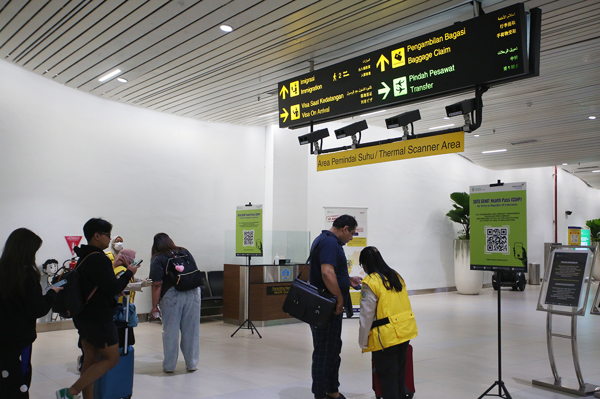 Penumpang dari luar negeri melintas di area pemindai suhu tubuh milik Balai Besar Kekarantinaan Kesehatan (BBKK) Soekarno-Hatta setibanya di Terminal 3 Internasional Bandara Soekarno Hatta, Tangerang, Banten, Minggu (15/9/2024).  (BeritaNasional.com/ Oke Atmaja)