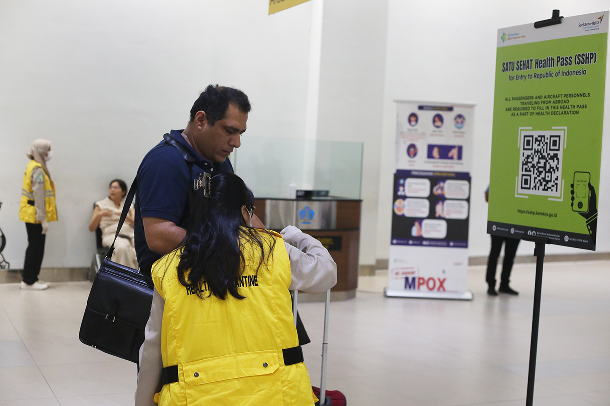 Penumpang dari luar negeri melintas di area pemindai suhu tubuh milik Balai Besar Kekarantinaan Kesehatan (BBKK) Soekarno-Hatta setibanya di Terminal 3 Internasional Bandara Soekarno Hatta, Tangerang, Banten, Minggu (15/9/2024).  (BeritaNasional.com/ Oke Atmaja)