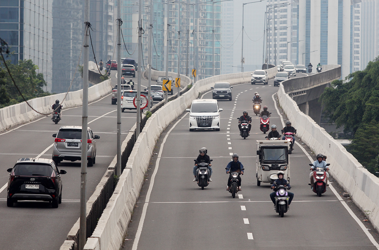 Sejumlah pengendara sepeda motor melintas di Jalan Layang Non Tol (JLNT) Casablanca, Jakarta, Selasa, (20/8/2024).(BeritaNasional.com/ Oke Atmaja)