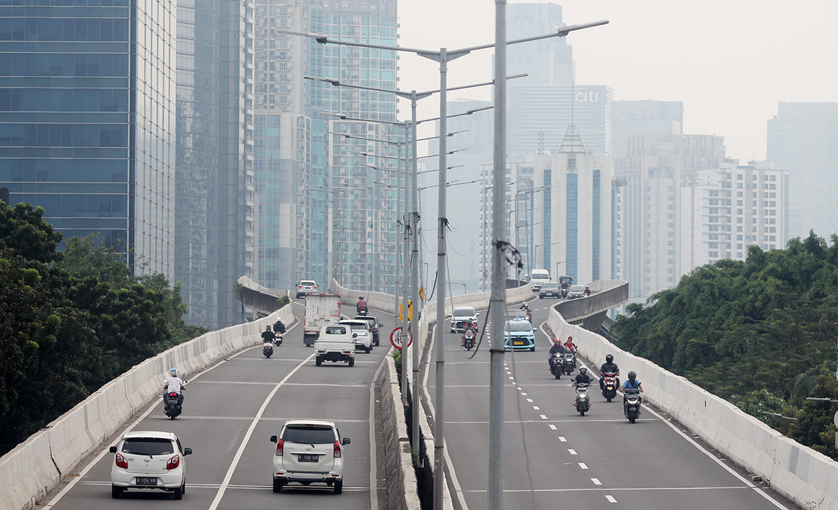 Sejumlah pengendara sepeda motor melintas di Jalan Layang Non Tol (JLNT) Casablanca, Jakarta, Selasa, (20/8/2024).(BeritaNasional.com/ Oke Atmaja)