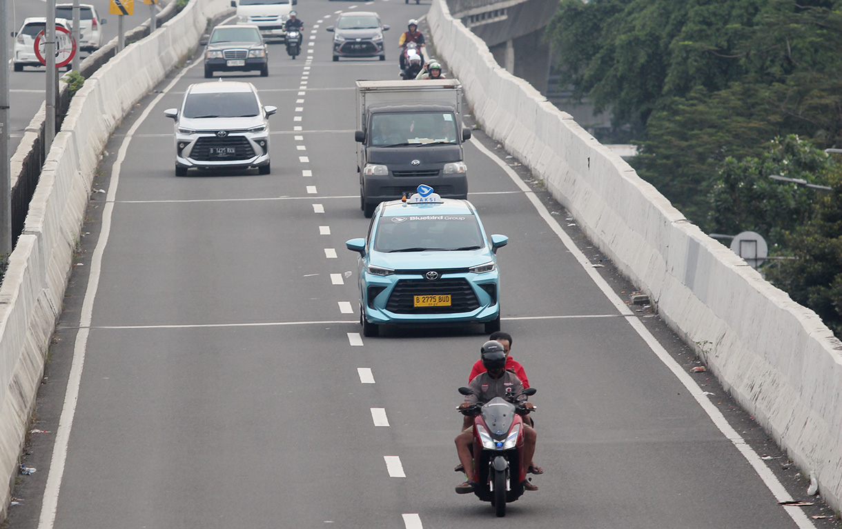 Sejumlah pengendara sepeda motor melintas di Jalan Layang Non Tol (JLNT) Casablanca, Jakarta, Selasa, (20/8/2024).(BeritaNasional.com/ Oke Atmaja)