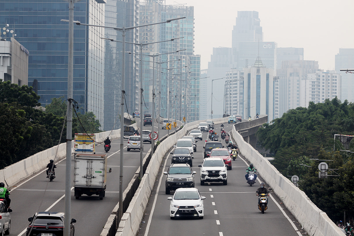 Sejumlah pengendara sepeda motor melintas di Jalan Layang Non Tol (JLNT) Casablanca, Jakarta, Selasa, (20/8/2024).(BeritaNasional.com/ Oke Atmaja)