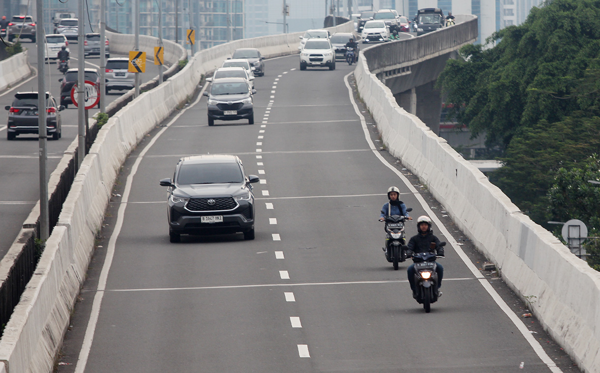 Sejumlah pengendara sepeda motor melintas di Jalan Layang Non Tol (JLNT) Casablanca, Jakarta, Selasa, (20/8/2024).(BeritaNasional.com/ Oke Atmaja)