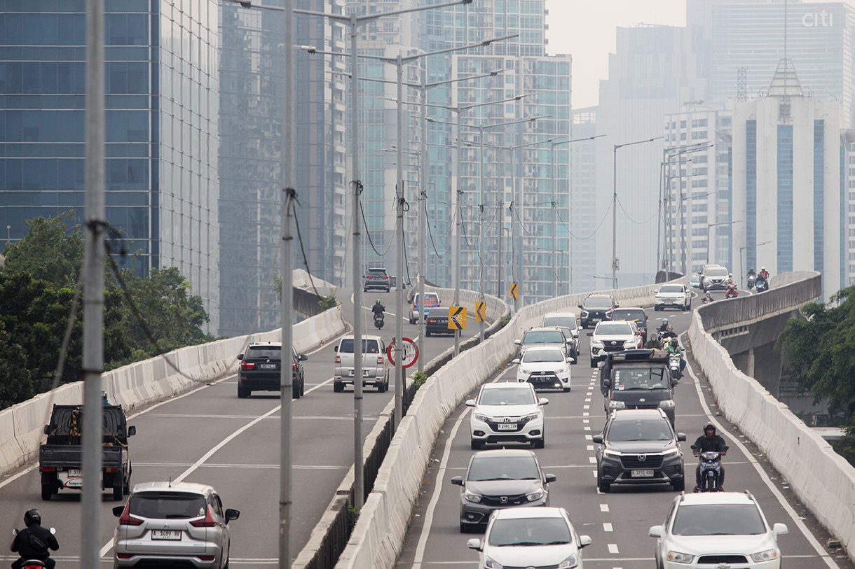 Sejumlah pengendara sepeda motor melintas di Jalan Layang Non Tol (JLNT) Casablanca, Jakarta, Selasa, (20/8/2024).(BeritaNasional.com/ Oke Atmaja)