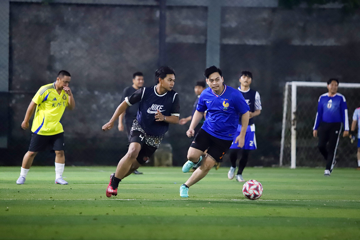 CEO Sinergi Adv Nusantara Prama Tirta Leksana bersama Grind Boys yang terdiri dari kreator konten seperti Gofar Hilman, Rico Lubis, dan Wanda Oke (Wancoy) hadir di acara Grind Geng Fun Mini Soccer di Jakarta, Minggu (26 Januari 2026).  (Beritanasional.com/Oke Atmaja)