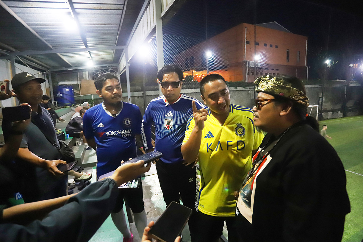 CEO Sinergi Adv Nusantara Prama Tirta Leksana bersama Grind Boys yang terdiri dari kreator konten seperti Gofar Hilman, Rico Lubis, dan Wanda Oke (Wancoy) hadir di acara Grind Geng Fun Mini Soccer di Jakarta, Minggu (26 Januari 2026).  (Beritanasional.com/Oke Atmaja)