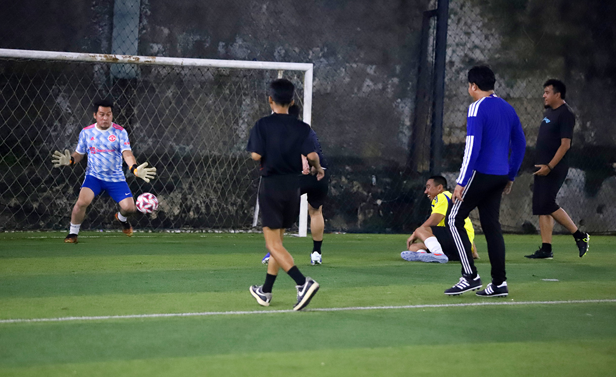 CEO Sinergi Adv Nusantara Prama Tirta Leksana bersama Grind Boys yang terdiri dari kreator konten seperti Gofar Hilman, Rico Lubis, dan Wanda Oke (Wancoy) hadir di acara Grind Geng Fun Mini Soccer di Jakarta, Minggu (26 Januari 2026).  (Beritanasional.com/Oke Atmaja)