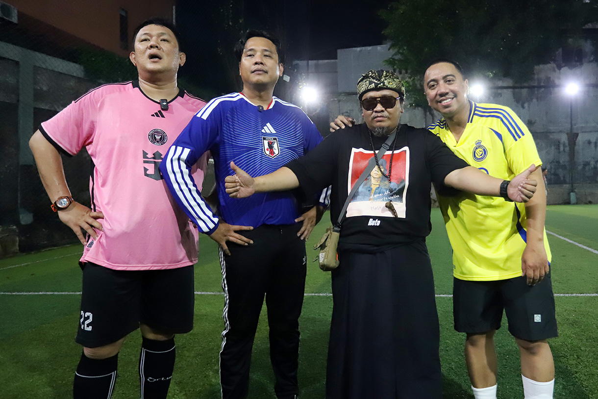 CEO Sinergi Adv Nusantara Prama Tirta Leksana bersama Grind Boys yang terdiri dari kreator konten seperti Gofar Hilman, Rico Lubis, dan Wanda Oke (Wancoy) hadir di acara Grind Geng Fun Mini Soccer di Jakarta, Minggu (26 Januari 2026).  (Beritanasional.com/Oke Atmaja)