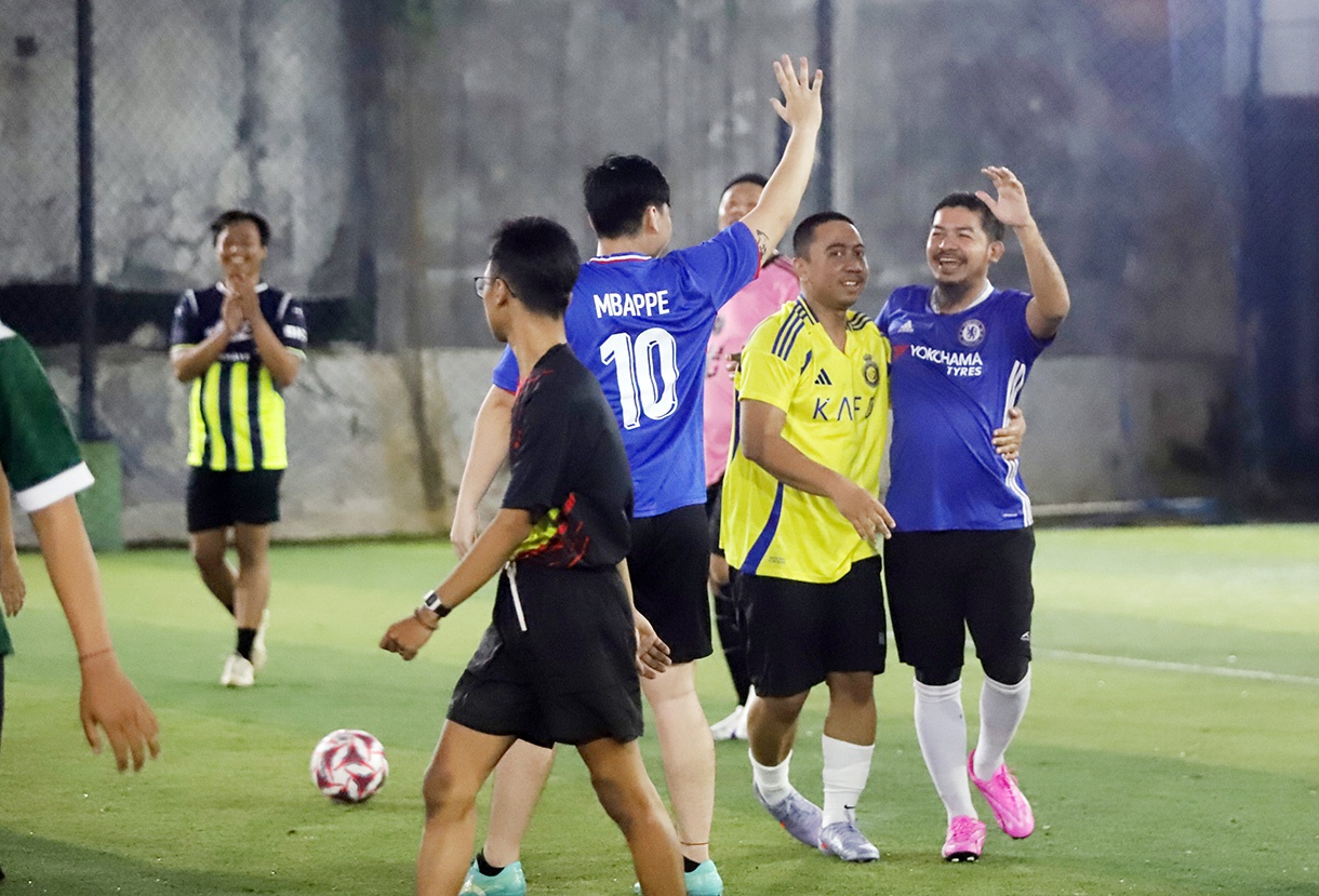 CEO Sinergi Adv Nusantara Prama Tirta Leksana bersama Grind Boys yang terdiri dari kreator konten seperti Gofar Hilman, Rico Lubis, dan Wanda Oke (Wancoy) hadir di acara Grind Geng Fun Mini Soccer di Jakarta, Minggu (26 Januari 2026).  (Beritanasional.com/Oke Atmaja)