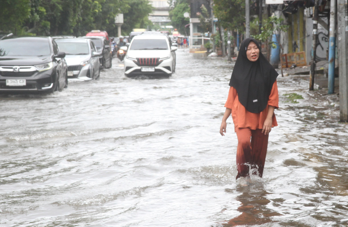 Sejumlah kendaraan menerobos banjir yang menggenangi kawasan Jalan Pangeran Tubagus Angke, Jakarta Barat, Rabu (29/1/2025).(BeritaNasional/Oke Atmaja)