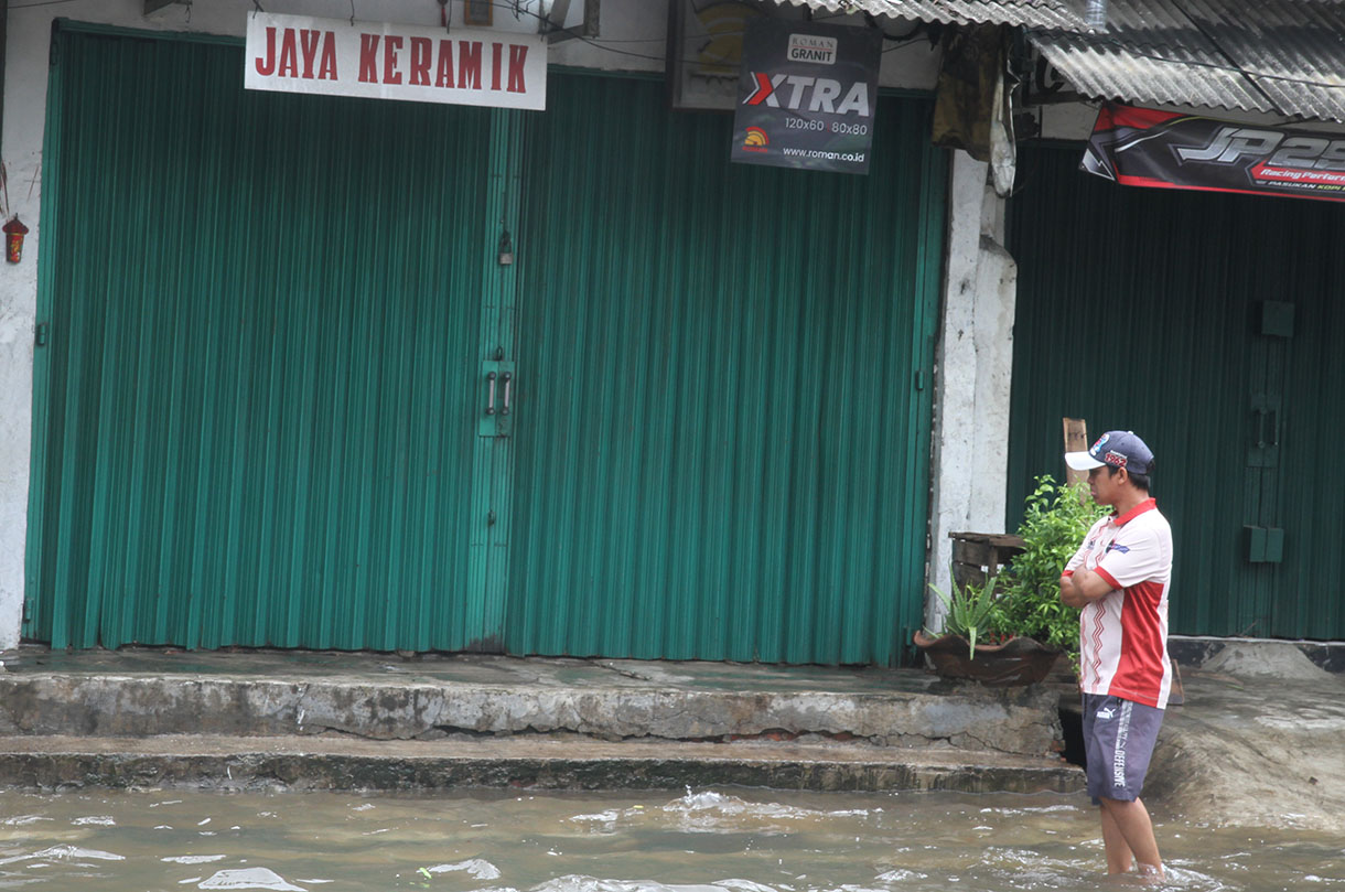 Sejumlah kendaraan menerobos banjir yang menggenangi kawasan Jalan Pangeran Tubagus Angke, Jakarta Barat, Rabu (29/1/2025).(BeritaNasional/Oke Atmaja)