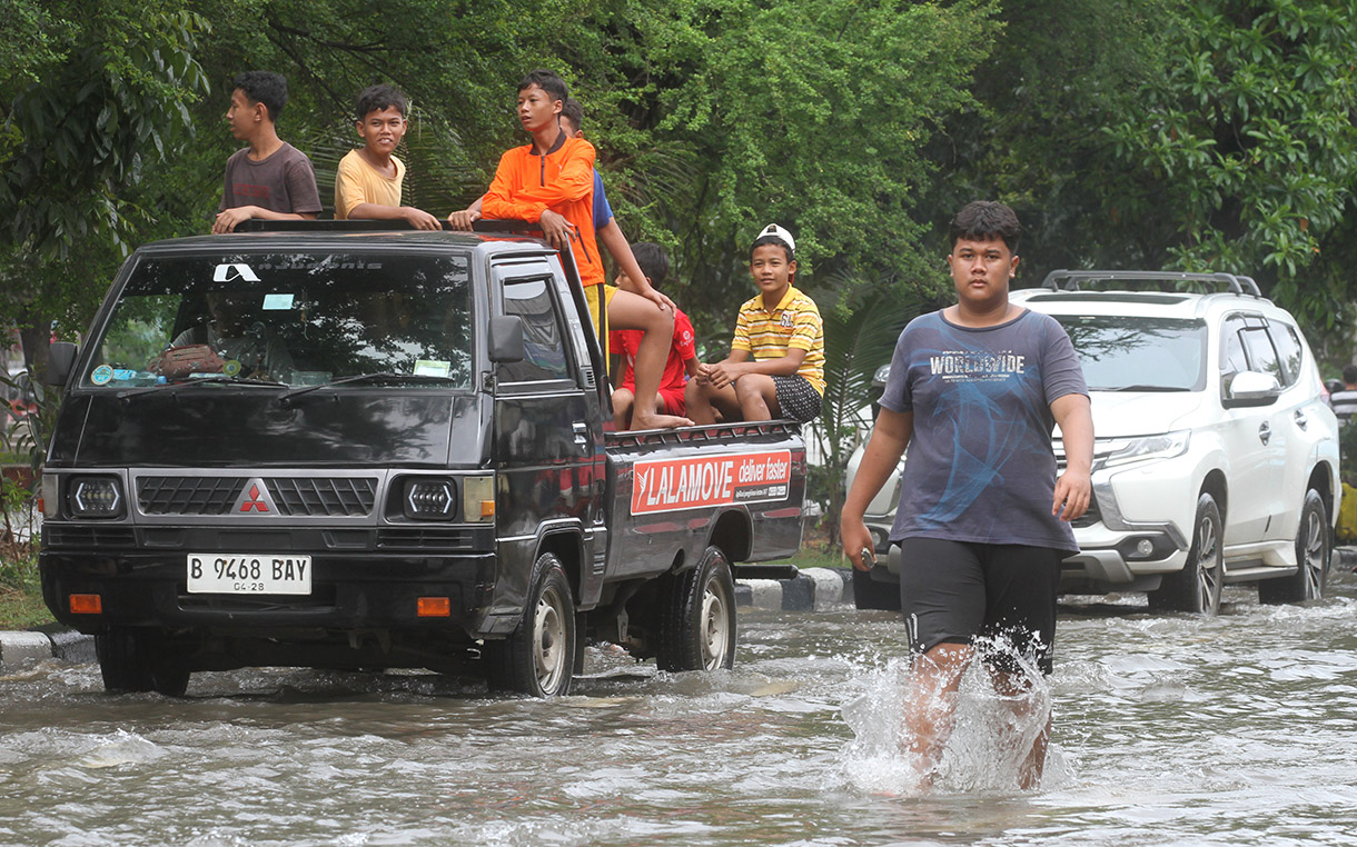 Sejumlah kendaraan menerobos banjir yang menggenangi kawasan Jalan Pangeran Tubagus Angke, Jakarta Barat, Rabu (29/1/2025).(BeritaNasional/Oke Atmaja)