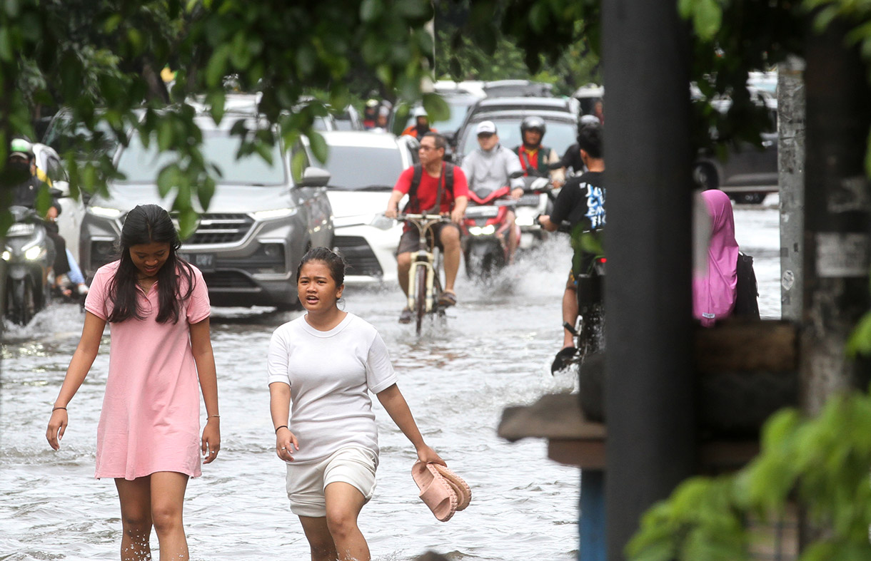 Sejumlah kendaraan menerobos banjir yang menggenangi kawasan Jalan Pangeran Tubagus Angke, Jakarta Barat, Rabu (29/1/2025).(BeritaNasional/Oke Atmaja)