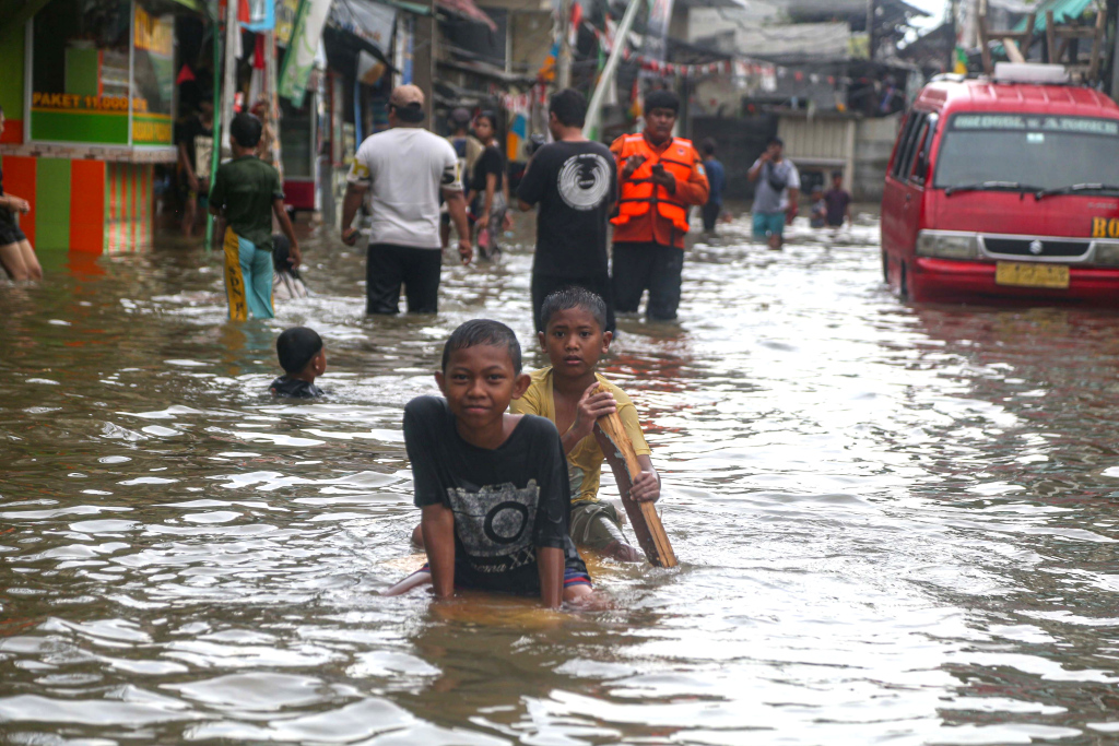 Sejumlah warga berjalan saat banjir rob di kawasan Muara Angke, Jakarta, Selasa (19/11/2024).  (Berita Nasional.Com/Oke Atmaja)