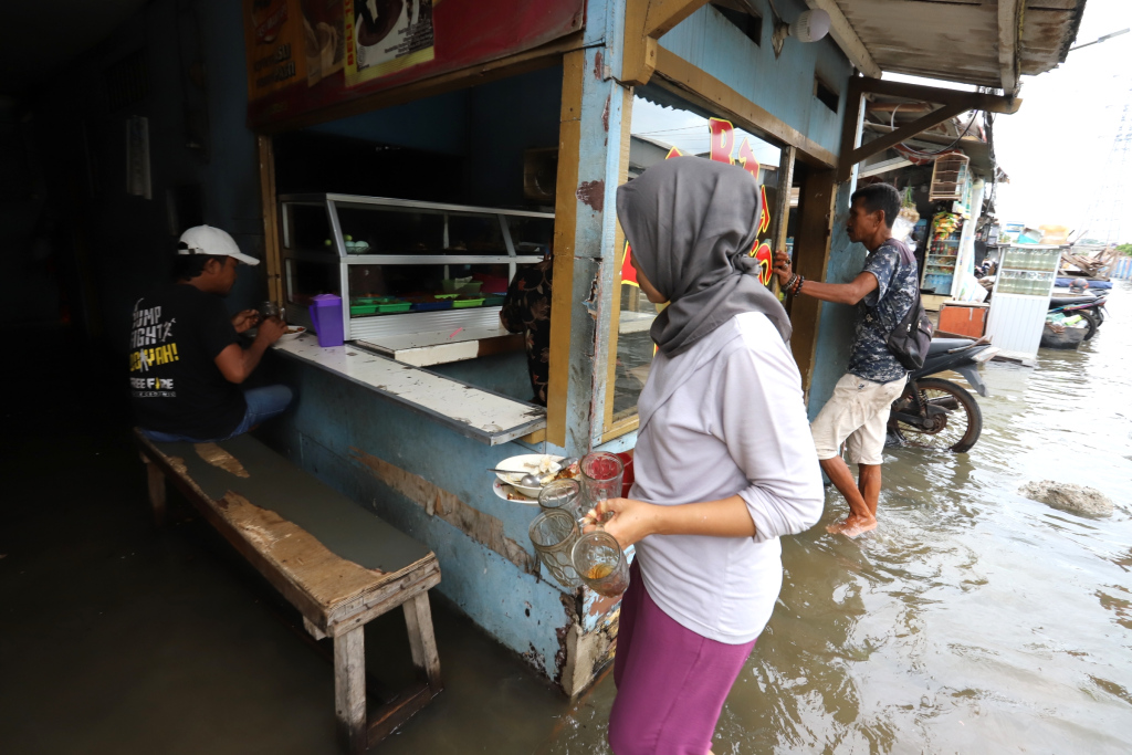 Sejumlah anak bermain di tengah banjir rob di Muara Angke, Jakarta, Senin (16/12/2024).  (Berita Nasional.com/Oke Atmaja)