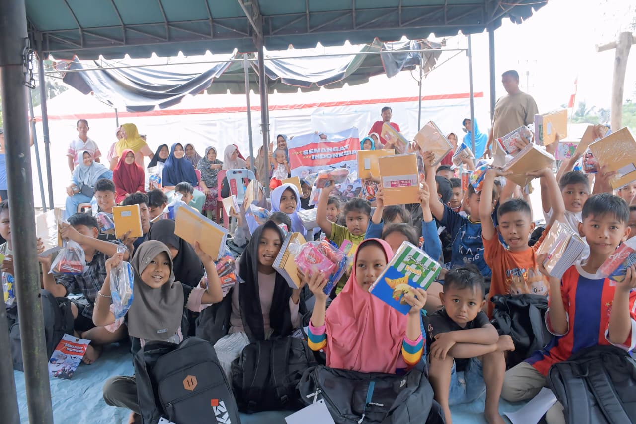 TNI Angkatan Darat menyalurkan bantuan pendidikan berupa tas sekolah dan alat tulis bagi anak-anak yang terdampak banjir di Kabupaten Bireuen. (BeritaNasional/Elvis/HO Dispenad)