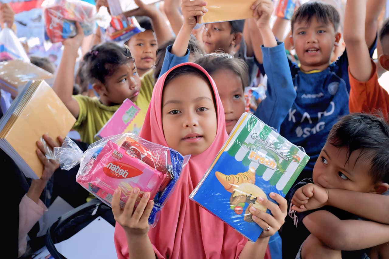 TNI Angkatan Darat menyalurkan bantuan pendidikan berupa tas sekolah dan alat tulis bagi anak-anak yang terdampak banjir di Kabupaten Bireuen. (BeritaNasional/Elvis/HO Dispenad)