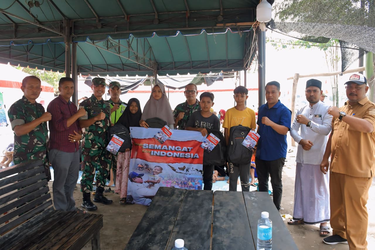 TNI Angkatan Darat menyalurkan bantuan pendidikan berupa tas sekolah dan alat tulis bagi anak-anak yang terdampak banjir di Kabupaten Bireuen. (BeritaNasional/Elvis/HO Dispenad)