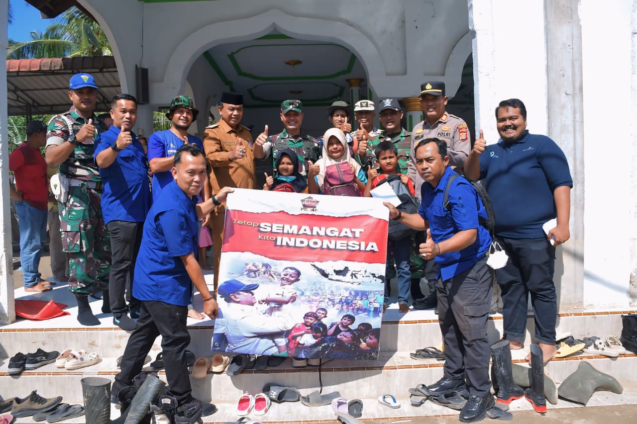 TNI Angkatan Darat menyalurkan bantuan pendidikan berupa tas sekolah dan alat tulis bagi anak-anak yang terdampak banjir di Kabupaten Bireuen. (BeritaNasional/Elvis/HO Dispenad)