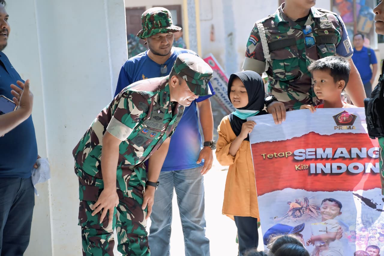 TNI Angkatan Darat menyalurkan bantuan pendidikan berupa tas sekolah dan alat tulis bagi anak-anak yang terdampak banjir di Kabupaten Bireuen. (BeritaNasional/Elvis/HO Dispenad)