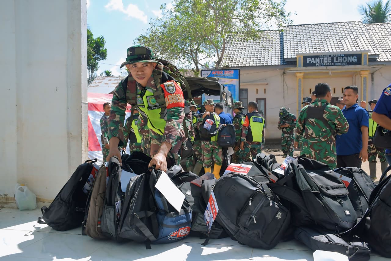 TNI Angkatan Darat menyalurkan bantuan pendidikan berupa tas sekolah dan alat tulis bagi anak-anak yang terdampak banjir di Kabupaten Bireuen. (BeritaNasional/Elvis/HO Dispenad)