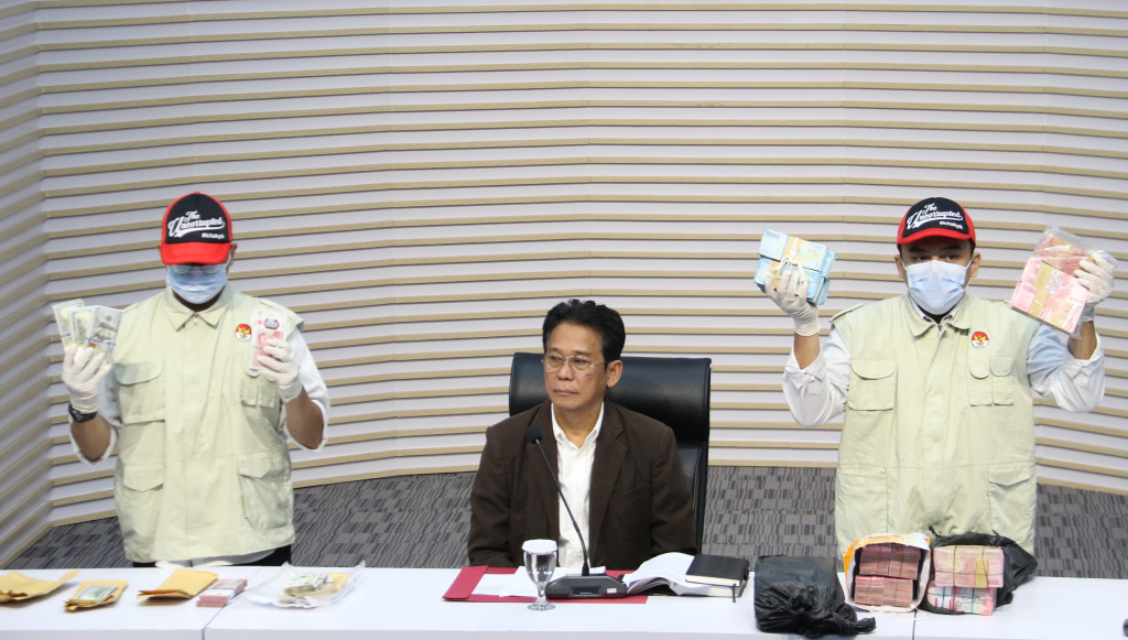 Barang bukti uang kasus korupsi UPT Jalan dan Jembatan di Dinas PUPR Riau. (Beritanasional.com/Oke Atmaja)