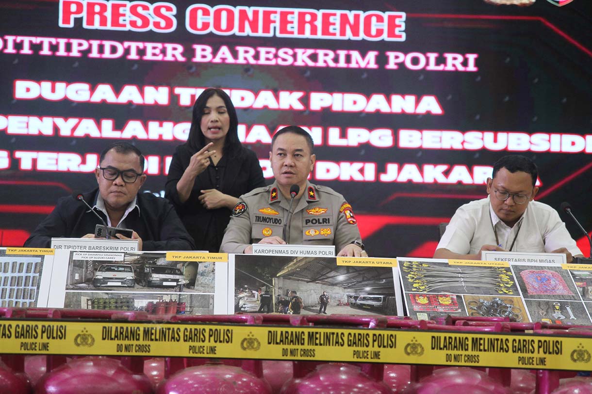 Direktorat Tindak Pidana Tertentu (Dittipidter) Bareskrim Polri Brigjen Pol Nunung Syaifudin bersama Karo Penmas Divisi Humas Mabes Polri Brigjen Pol Trunoyudo Wisnu Andiko memberi keterangan saat ungkap kasus pengopolosan tabung gas elpiji di Bareskrim Mabes Polri, Jakarta, Kamis (22/5/2025).(Beritanasional.com/oke Atmaja)