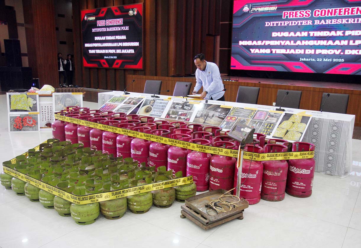 Direktorat Tindak Pidana Tertentu (Dittipidter) Bareskrim Polri Brigjen Pol Nunung Syaifudin bersama Karo Penmas Divisi Humas Mabes Polri Brigjen Pol Trunoyudo Wisnu Andiko memberi keterangan saat ungkap kasus pengopolosan tabung gas elpiji di Bareskrim Mabes Polri, Jakarta, Kamis (22/5/2025).(Beritanasional.com/oke Atmaja)