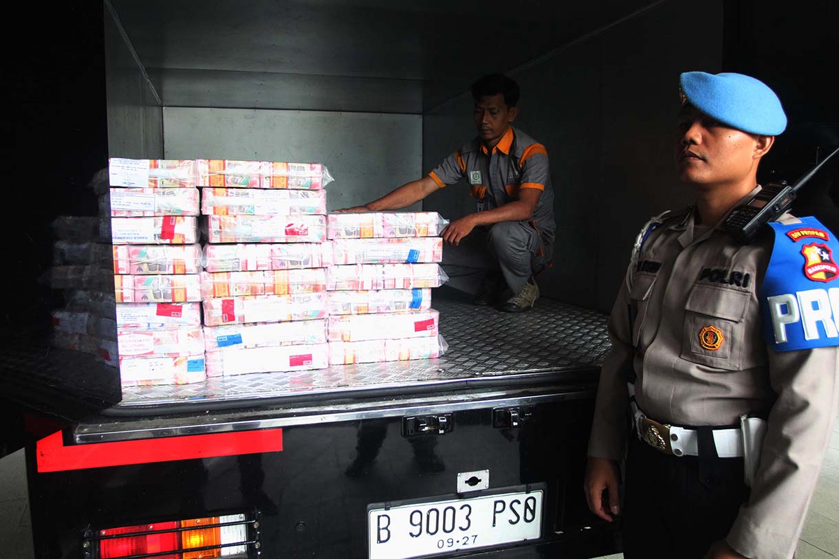 Dirtipideksus Bareskrim Polri Brigjen Pol Helfi Assegaf (kedua kanan) bersama Karo Penmas Div Humas Polri Brigjen Pol Trunoyudo Wisnu Andiko (kedua kiri), Dirtipidsiber Bareskrim Polri Brigjen Pol Himawan Bayu Aji (kanan), dan Direktur Tindak Pidana Terhadap Keamanan Negara, Ketertiban Umum, dan Tindak Pidana Umum Lainnya Jampidum Agus Sahat (kiri) menunjukan barang bukti uang saat konferensi pers terkait penetapan tersangka TPPU hasil judi online di Gedung Bareskrim Mebes Polri, Jakarta, Kamis (16/1/2025). (BeritaNasional.com/Oke Atmaja)