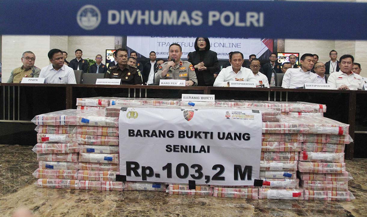 Dirtipideksus Bareskrim Polri Brigjen Pol Helfi Assegaf (kedua kanan) bersama Karo Penmas Div Humas Polri Brigjen Pol Trunoyudo Wisnu Andiko (kedua kiri), Dirtipidsiber Bareskrim Polri Brigjen Pol Himawan Bayu Aji (kanan), dan Direktur Tindak Pidana Terhadap Keamanan Negara, Ketertiban Umum, dan Tindak Pidana Umum Lainnya Jampidum Agus Sahat (kiri) menunjukan barang bukti uang saat konferensi pers terkait penetapan tersangka TPPU hasil judi online di Gedung Bareskrim Mebes Polri, Jakarta, Kamis (16/1/2025). (BeritaNasional.com/Oke Atmaja)