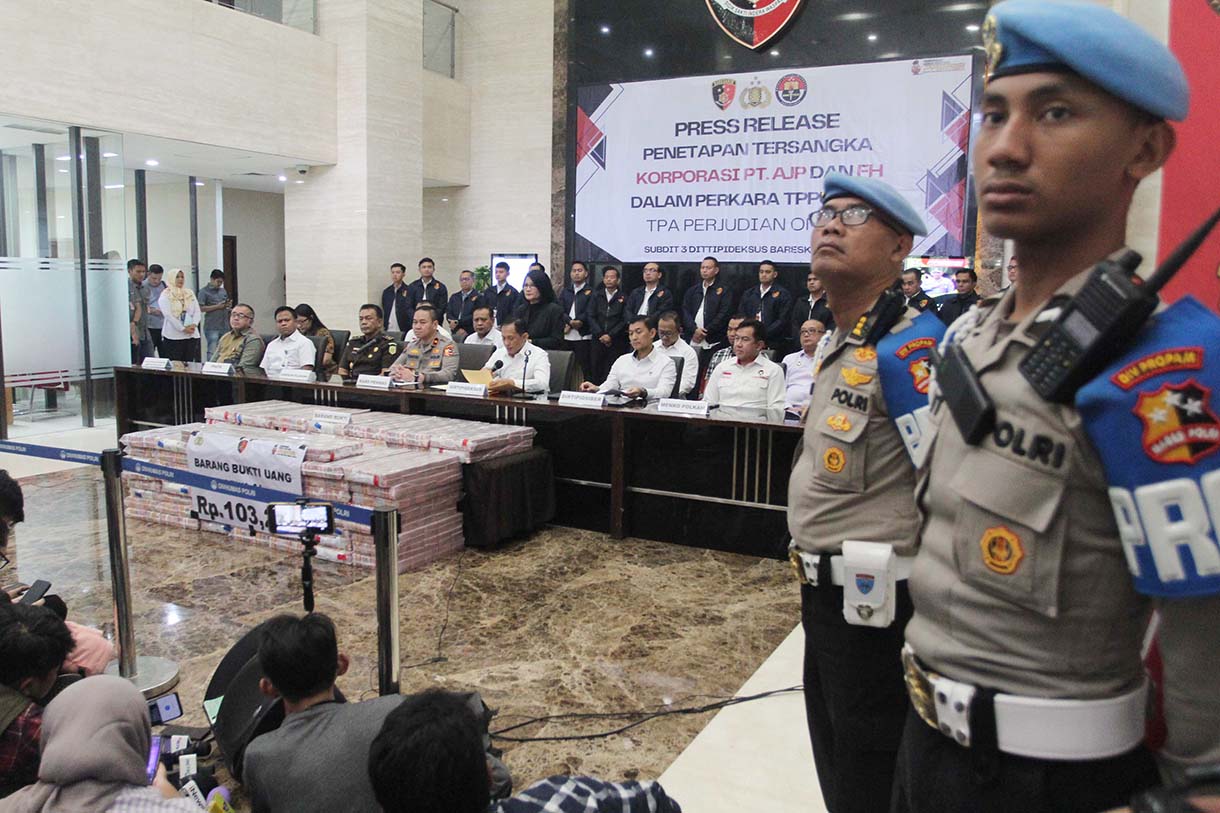 Dirtipideksus Bareskrim Polri Brigjen Pol Helfi Assegaf (kedua kanan) bersama Karo Penmas Div Humas Polri Brigjen Pol Trunoyudo Wisnu Andiko (kedua kiri), Dirtipidsiber Bareskrim Polri Brigjen Pol Himawan Bayu Aji (kanan), dan Direktur Tindak Pidana Terhadap Keamanan Negara, Ketertiban Umum, dan Tindak Pidana Umum Lainnya Jampidum Agus Sahat (kiri) menunjukan barang bukti uang saat konferensi pers terkait penetapan tersangka TPPU hasil judi online di Gedung Bareskrim Mebes Polri, Jakarta, Kamis (16/1/2025). (BeritaNasional.com/Oke Atmaja)