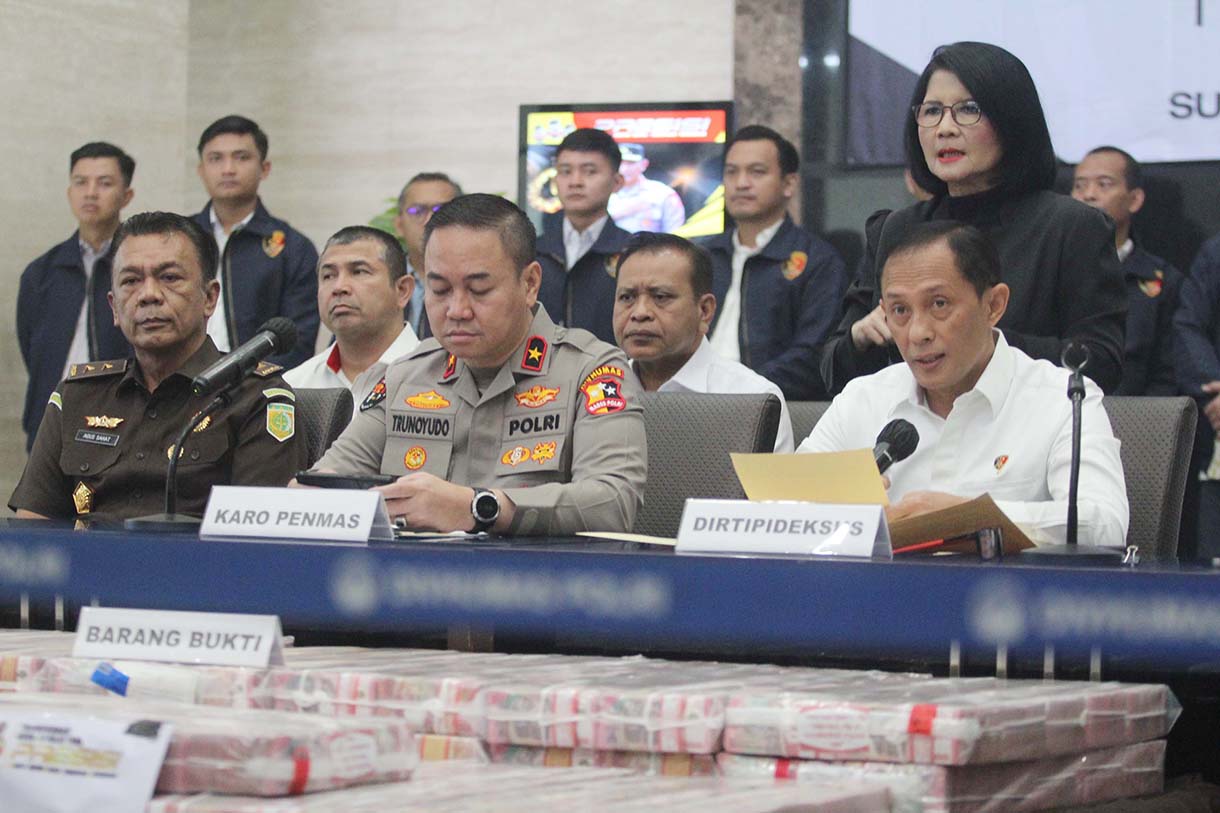 Dirtipideksus Bareskrim Polri Brigjen Pol Helfi Assegaf (kedua kanan) bersama Karo Penmas Div Humas Polri Brigjen Pol Trunoyudo Wisnu Andiko (kedua kiri), Dirtipidsiber Bareskrim Polri Brigjen Pol Himawan Bayu Aji (kanan), dan Direktur Tindak Pidana Terhadap Keamanan Negara, Ketertiban Umum, dan Tindak Pidana Umum Lainnya Jampidum Agus Sahat (kiri) menunjukan barang bukti uang saat konferensi pers terkait penetapan tersangka TPPU hasil judi online di Gedung Bareskrim Mebes Polri, Jakarta, Kamis (16/1/2025). (BeritaNasional.com/Oke Atmaja)